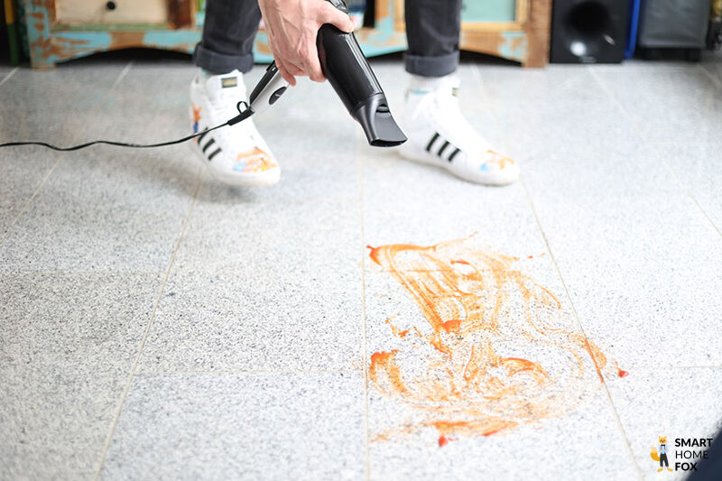 Eingetrocknetes Ketchup auf Fliesen